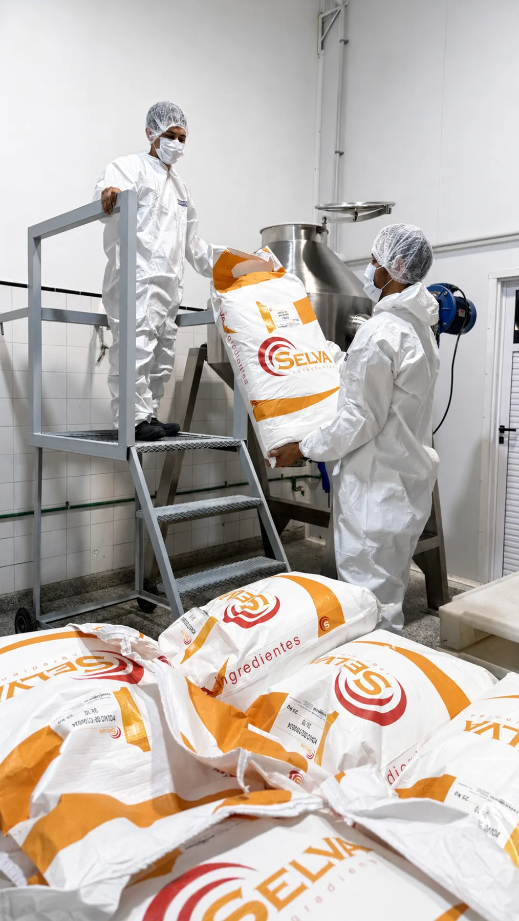 Equipo de Selva elaborando un producto en planta